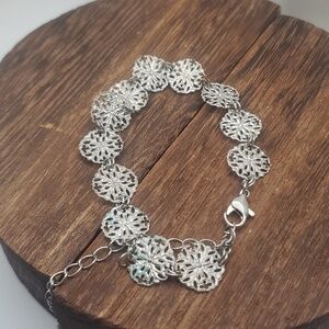B2226 doily lace silver tone bracelet with adjuster